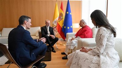 ملك إسبانيا ورئيس الوزراء في مقدمة مستقبلي بابا الفاتيكان بمطار أدولفو سواريز