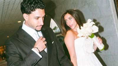 عمر مرموش يشارك متابعيه بصور زفافه ويعلق «مراتي» (صور)
