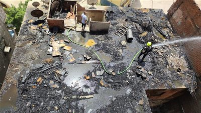 اخماد حريق التهم مخلفات أخشاب أعلى سطح عقار وامتد لآخر بالمعادى