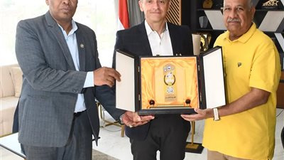 تقديرا لدعمه.. الاتحاد المحلي لنقابات عمال أسوان يهدي المحافظ درع تكريم