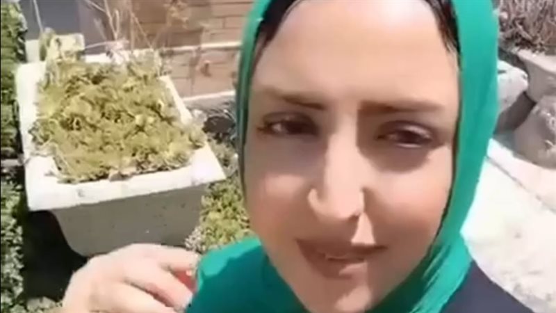 سيدة تطلب من أطفالها الدعاء عليه