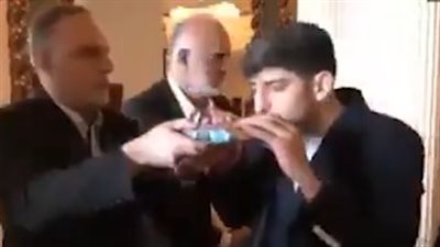 أثناء مغادرتهم إلى المكسيك.. فيديو للاعبي منتخب إيران يقبلون القرآن الكريم
