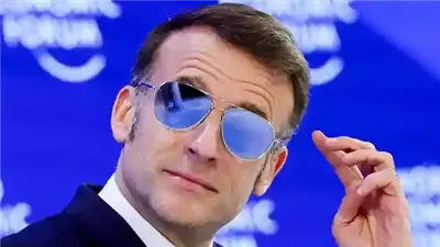 لهذا السبب.. الشركة التي أهدت ماكرون نظارة من تصميمها تعلن إفلاسها 