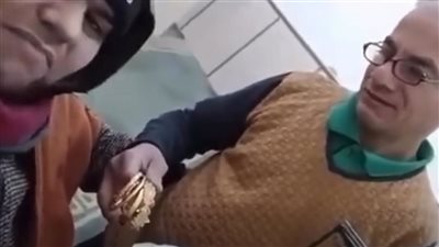 شهامة المصري في كل مكان.. تبرع بذهب زوجته لعلاج ابنة جاره اليمني ليكتشف وفاتها
