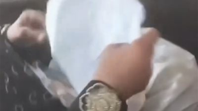 فيديو الصدمة.. ركاب ميكروباص بالشرقية يضبطون سيدة بحقيبة طلاسم وأعمال سحر