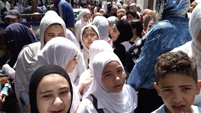  طلاب الشهادة الإعدادية بالفيوم امتحان الإنجليزي سهل ويارب كل المواد تيجى زية