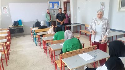 هدوء وانتظام.. وكيل تعليم السويس تتابع سير امتحانات الشهادة الإعدادية 