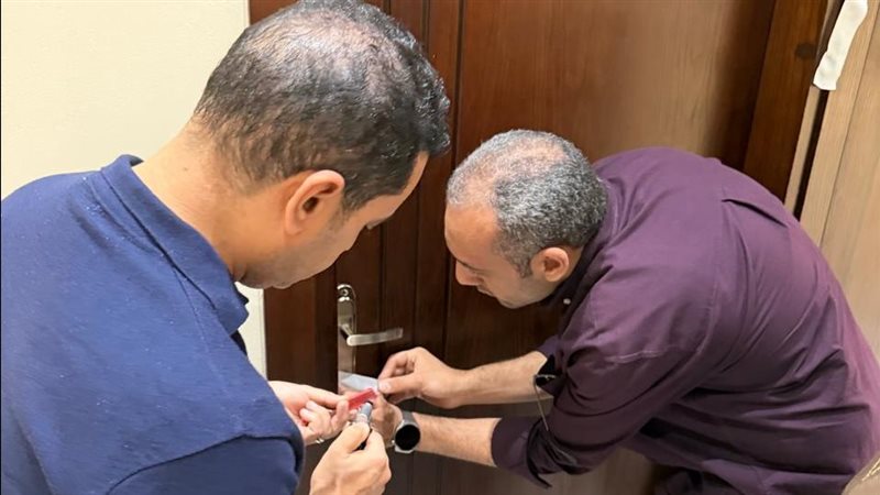 جانب من اغلاق العيادة