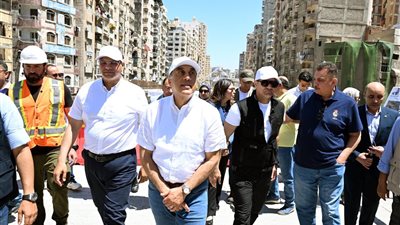 خلال جولته بالإسكندرية.. رئيس الوزراء يتفقد أعمال إنشاء محور 