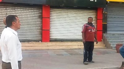 محافظ أسوان يضبط مخالفة بناء وإشغال رصيف بطريق السادات ويُحيلها قانونياً