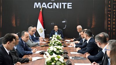 رئيس الوزراء يلتقي مسئولي شركة نيسان العالمية على هامش إنتاج أول 