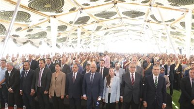 وزير العمل ومحافظ الشرقية يشهدان احتفالية «وسام الرواد» بمصانع النساجون 