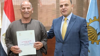 محافظ الغربية يُسلّم 9 عقود تقنين أراضي أملاك الدولة للمستفيدين