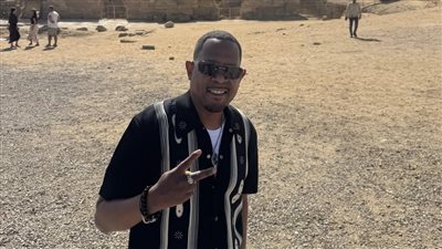 مارتن لورانس يوثق زيارته للأهرامات : وكأنني في بيتي