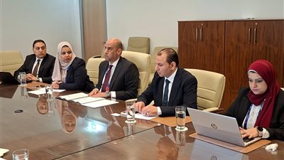 وزير العمل يبحث مع 