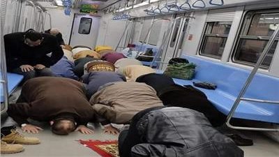 هل يجوز الصلاة في القطار عند دخول الوقت؟.. أمين الفتوى يجيب