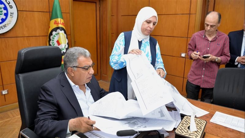محافظ الدقهلية اثناء اعتماد الاحوزه العمرانية 