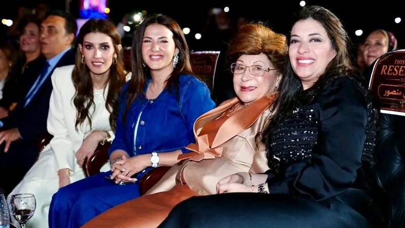 الفنانة دنيا سمير