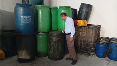 أسيوط: ضبط 85 طن زيوت طعام مستعملة بمركز الفتح قبل إعادة تدويرها