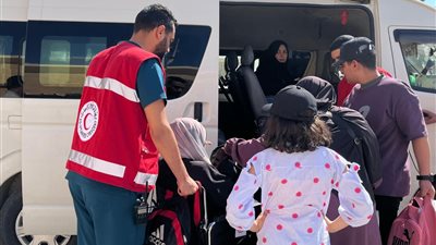 الهلال الأحمر المصري  يستقبل الدفعة 49 من المصابين الفلسطينيين