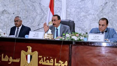 محافظ سوهاج يترأس المجلس التنفيذي ويناقش معدلات الأداء في عدد من الملفات 