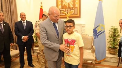 محافظ القاهرة يدعم طالبا من ذوي الهمم ويمنحه لابتوب خلال لقائه