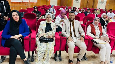وسط إشادة واسعة.. مناقشة مشروعات تخرج طلاب العلاقات العامة بإعلام سوهاج 