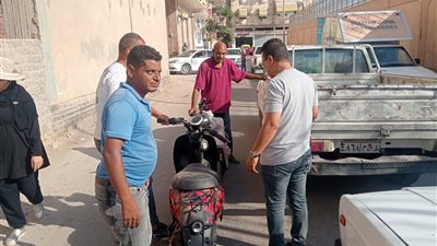 حي الأربعين يشدد الرقابة ويغلق محلا مخالفا لمركبات الإسكوتر الكهربائي بالسويس 