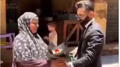  فرحة تخرج تتحول لمشهد مؤثر.. شاب يشارك والدته حلمه الأول: «بتاع الفراخ طلع مهندس»