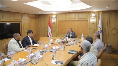 محافظ قنا يبحث مع خبير ياباني وشركاء التنمية الزراعية تطبيق نظم الري الحديث