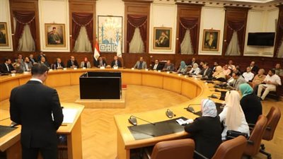 وزير الصناعة ومحافظ القاهرة يسلمان 43 عقد تقنين بمنطقة شق الثعبان
