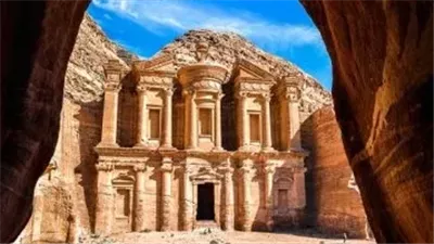 مدن منحوتة في الجبال.. حين حول الإنسان الصخور إلى إرث حضاري خالد