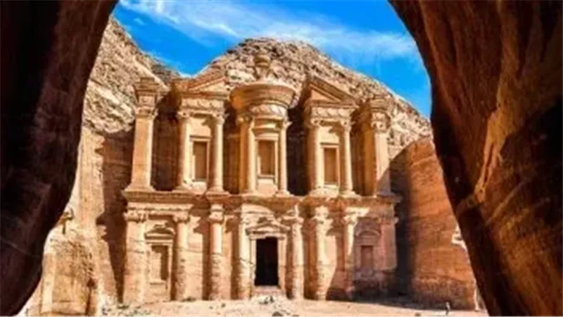 مبانٍ أثرية مهيبة منحوتة في الجبال