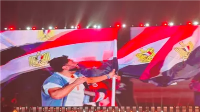 تامر حسني يرفع علم مصر في حفل العاصمة الجديدة على هامش كاس العالم