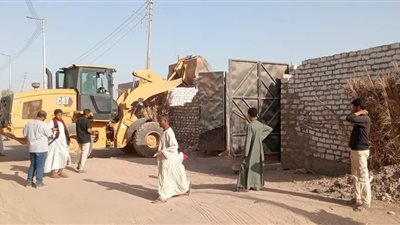 خلال جولة المحافظ بكوم امبو.. إزالة تعديات وضبط طواحين ذهب مخالفة