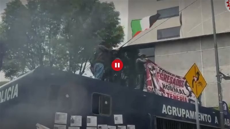 المظاهرات مع علم