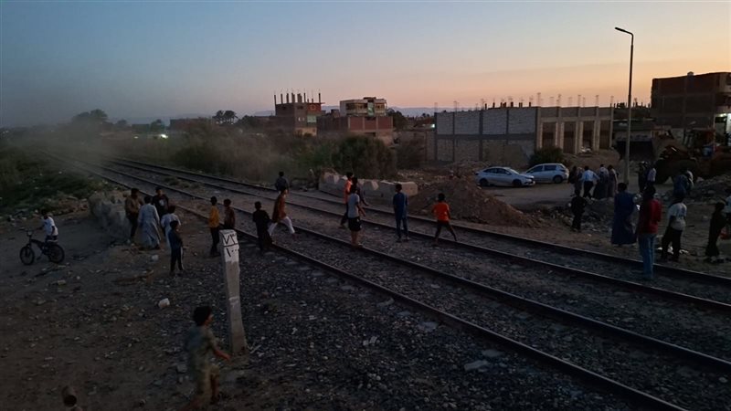 جانب من غلق المزلقان
