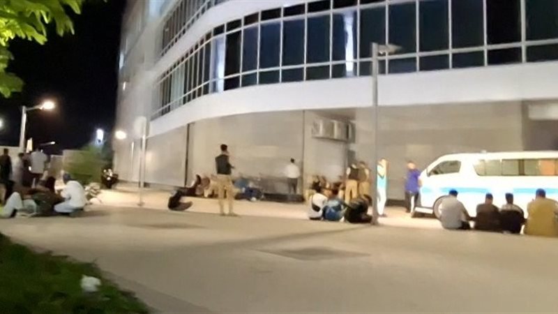 الأهالي في انتظار خروج الجثامين 