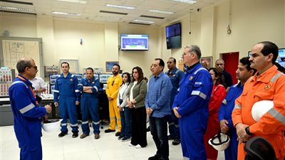 رئيس الوزراء يتفقد مواقع إنتاج الغاز الطبيعي التابعة لشركة 
