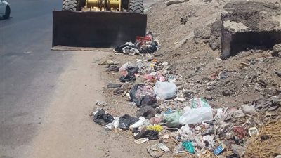 حملة نظافة لرفع المخلفات من الطريق بنطاق الوحدة المحلية بشابور بالبحيرة