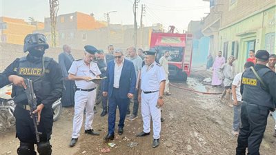 مدير أمن أسيوط يتفقد حريق منازل قرية 
