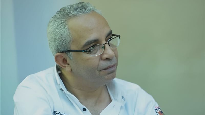  الكاتب الصحفي مصطفى