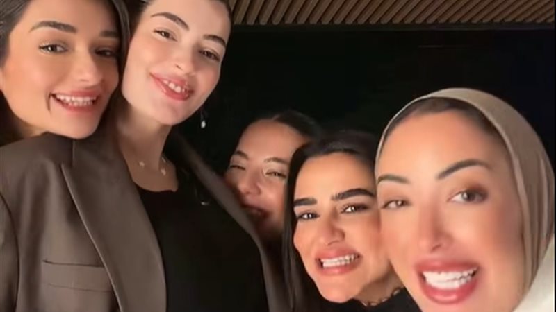 ليلى أحمد زاهر وصديقاتها