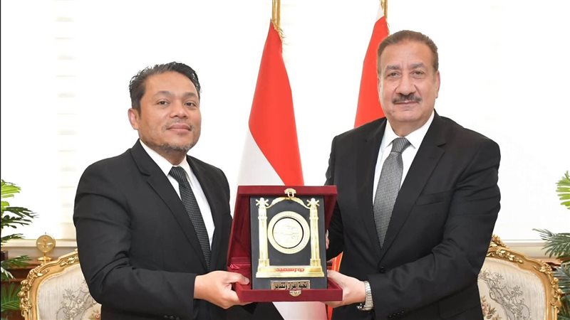 محافظ بورسعيد وسفير