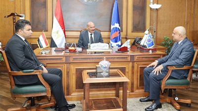 تنسيق مشترك بين السويس لتصنيع البترول والمحافظة لتعزيز الخدمات والتنمية
