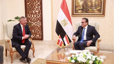 خالد عبدالغفار وسفير الدنمارك يناقشان تطوير الشراكة الصحية بين البلدين