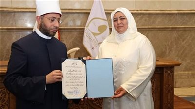 وزير الأوقاف يكرم السيدة وفاء أبو سنة تقديرا لعطائها في خدمة القرآن