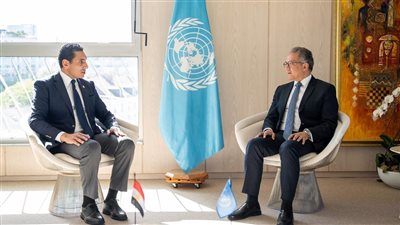 وزير الرياضة يلتقي مدير عام اليونسكو لبحث تعزيز التعاون في مجالات الرياضة