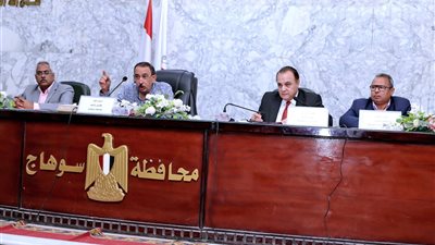 محافظ سوهاج يعقد اجتماعا لمتابعة الموقف التنفيذي لمنظومة التقنين  