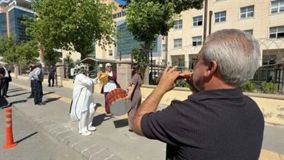 بعد زواج ربع قرن.. سيدة تنظم حفل طلاق صاخب أمام محكمة تركية 